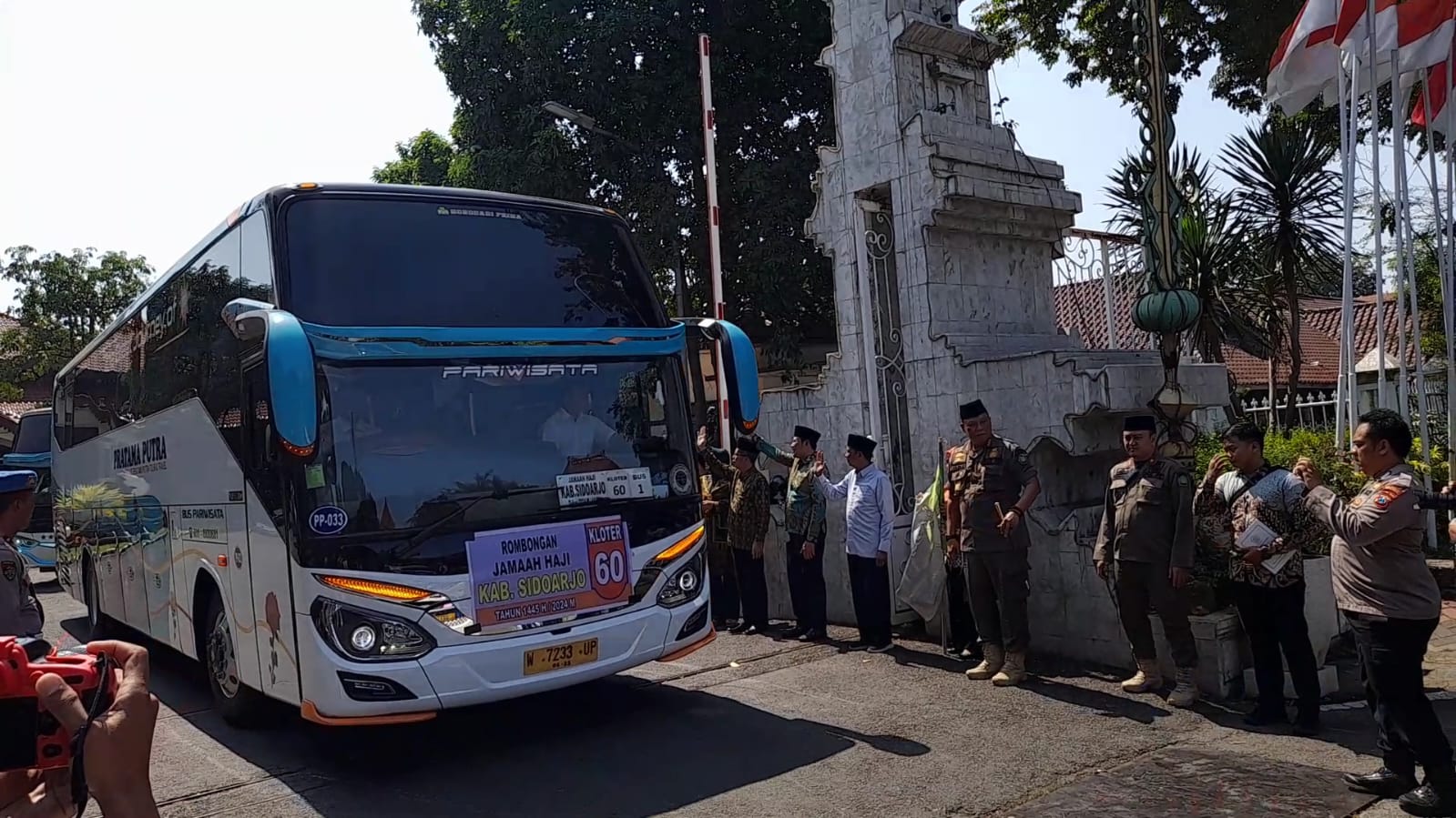 MABRUR: Rombongan CJH asal Sidoarjo yang diberangkatkan dari pendopo, Minggu, 26 Mei 2024. (M SAIFUL ROHMAN/RADAR SIDOARJO)