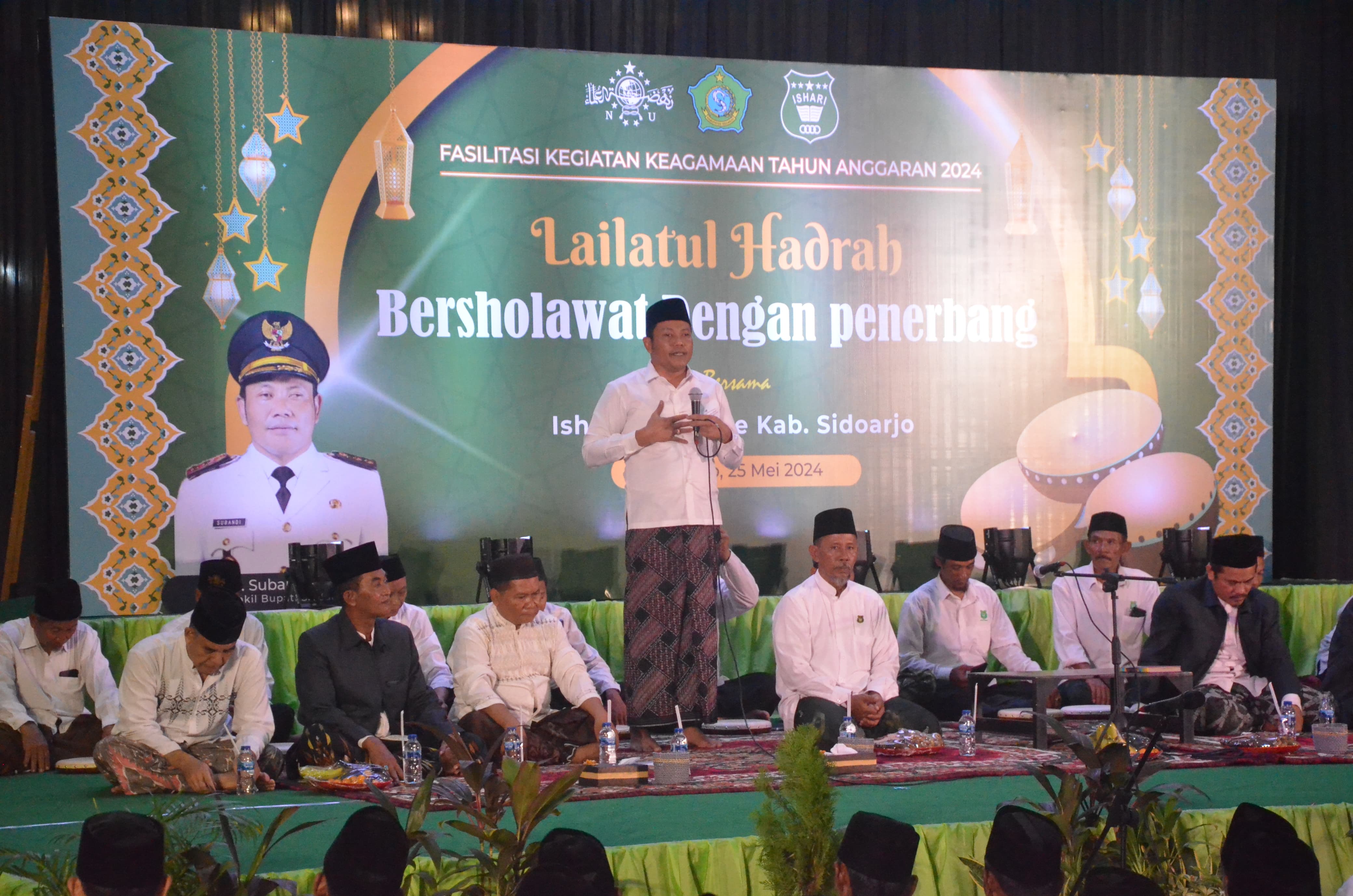 BERDOA : Plt Bupati Sidoarjo Subandi menghadiri Lailatul Hadrah Salawat Tebang Ishari di Pendapa Delta Wibawa, Sabtu (25/5) malam.