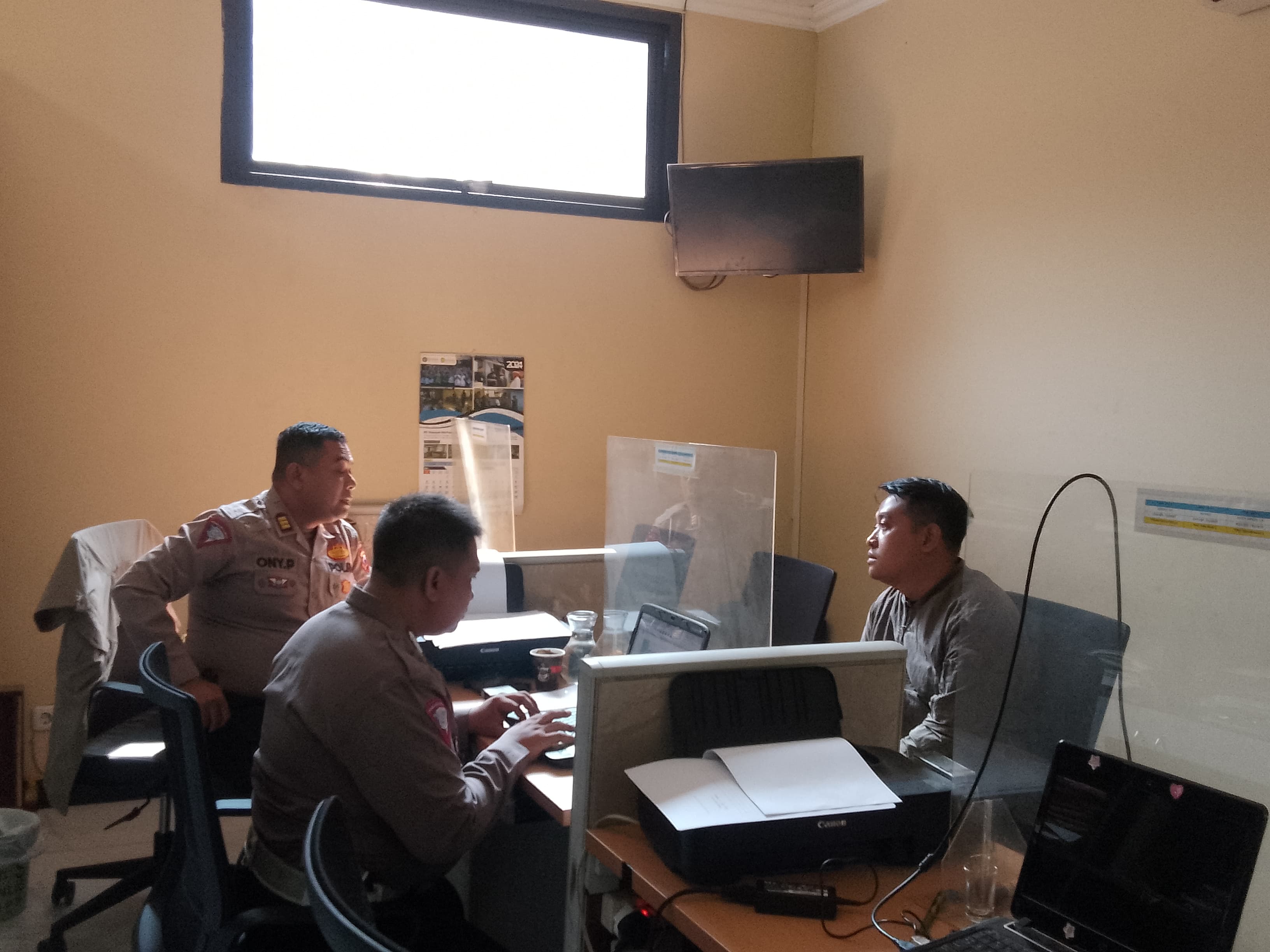 KOOPERATIF : Pengemudi Toyota Fortuner Agung Cahyono sedang diperiksa di Mako Polresta Sidoarjo, Senin, 27 Mei 2024. (DIKY PUTRA SANSIRI/RADAR SIDOARJO)