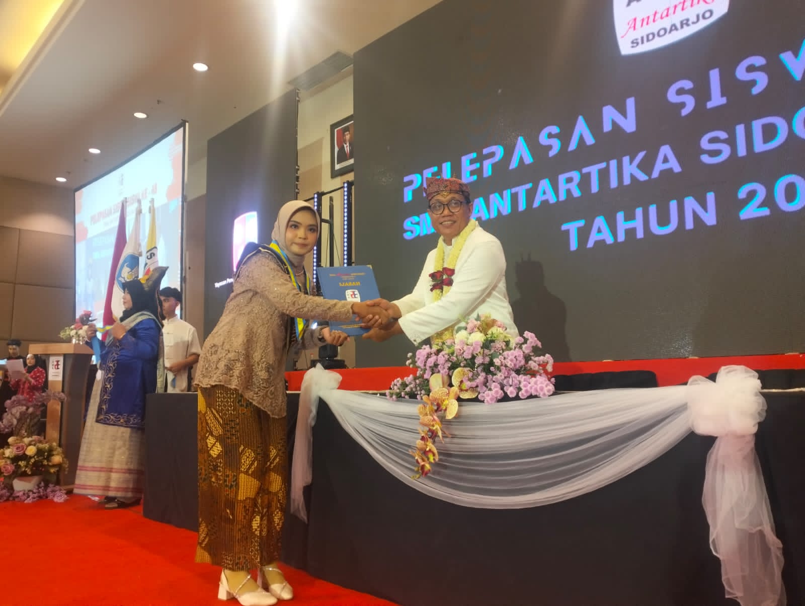 LULUS: Kepala SMA Antartika Sidoarjo Mudjaini Ahmad, S.Pd M.Pd saat memberikan selamat kepada siswa. (ANAS/RADAR SIDOARJO)