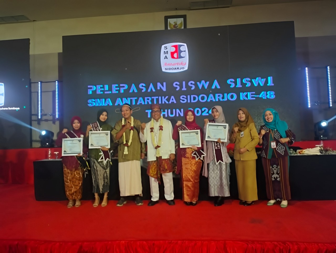 BANGGA: Kepala SMA Antartika Sidoarjo Mudjaini Ahmad, S.Pd M.Pd (baju putih) bersama para siswa berprestasi. (ANAS/RADAR SIDOARJO)