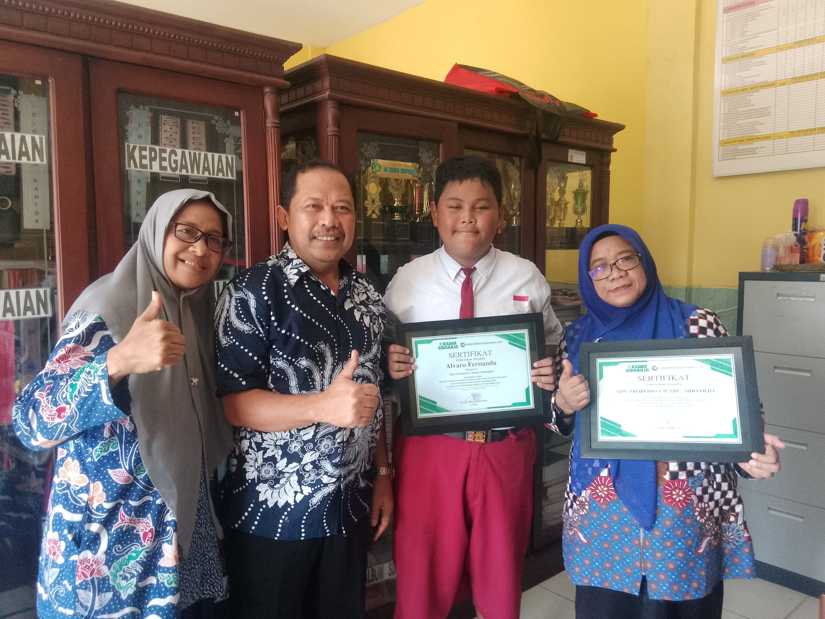 BERPRESTASI : Direktur Radar Surabaya Lilik Widyantoro memberikan penghargaan kepada penyanyi cilik Alvaro Fernanda dan Kepala SDN Tropodo 1 Atik Artiningsih, M.Pd. (DIKY PUTRA SANSIRI/RADAR SIDOARJO