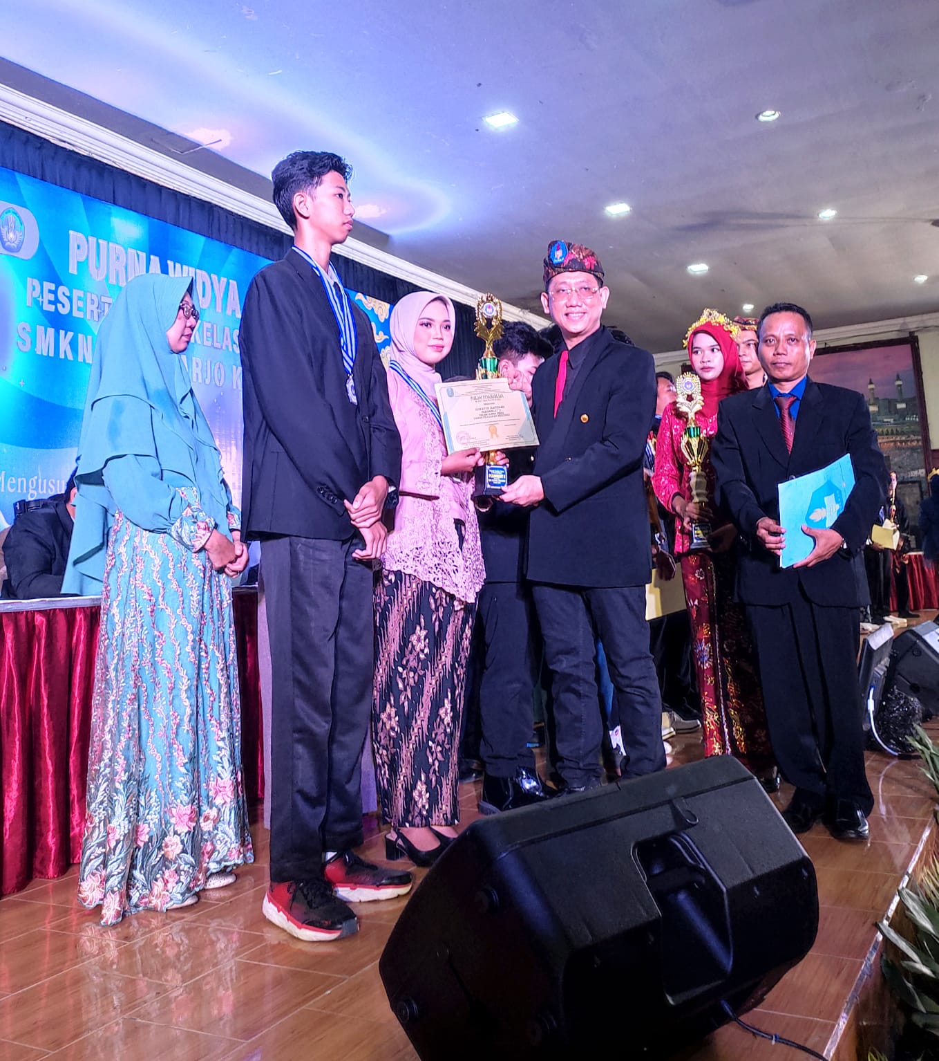 LULUS : Kepala SMK Negeri 1 Sidoarjo, Dhanu Lukmantoro memberikan trophy dan piagam penghargaan siswa prestasi.
