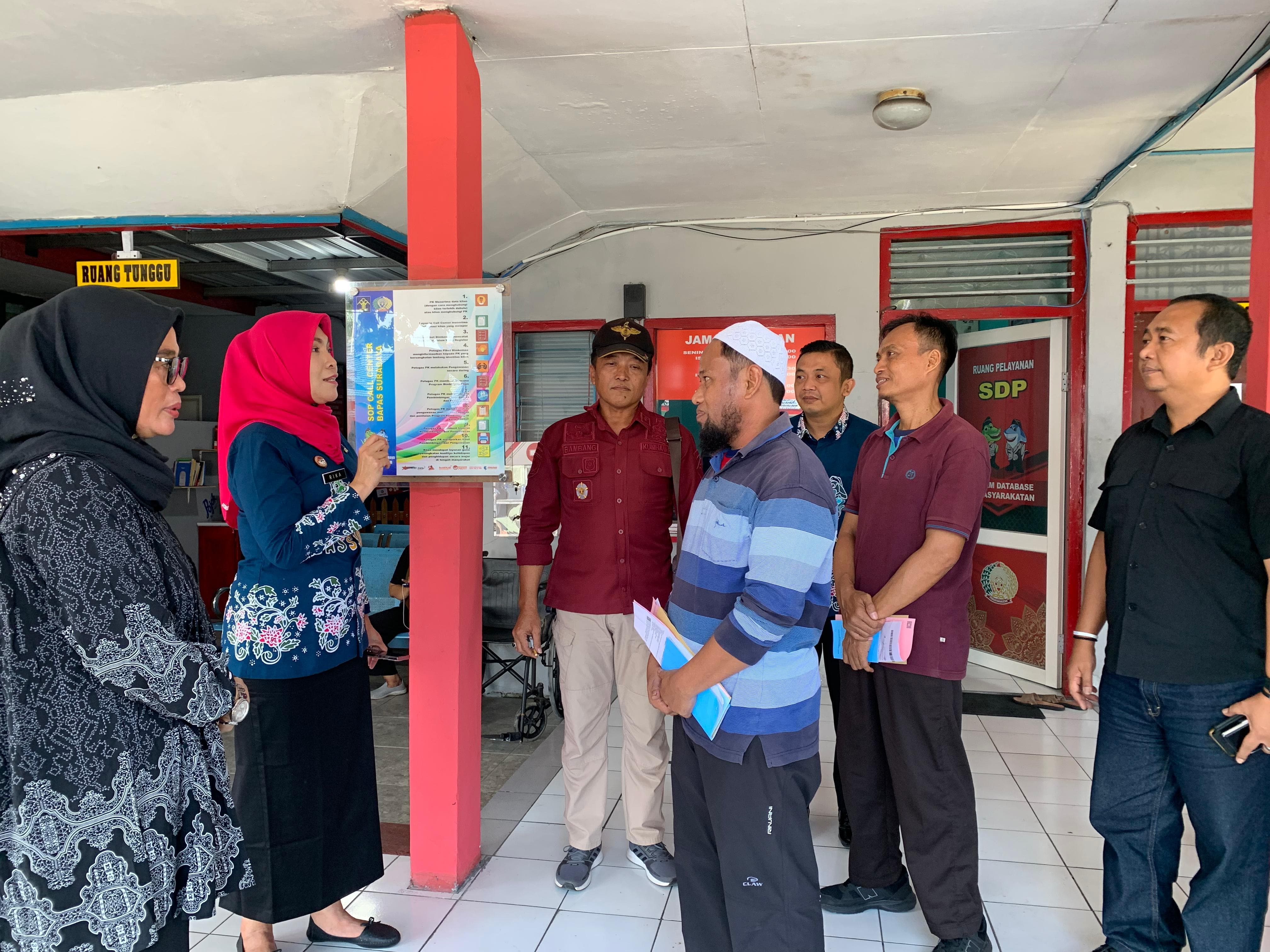 LEGA : Salah satu napi terorisme (berkopyah) dari Lapas Surabaya, Porong, Kamis, 30 Mei 2024. (IST)