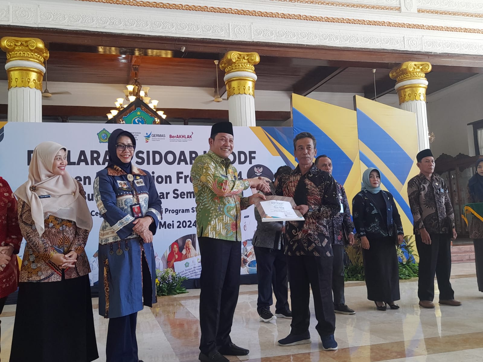KOMITMEN: Plt Bupati Sidoarjo Subandi serahkan sertifikat bebas ODF ke kepala desa. (M SAIFUL ROHMAN/RADAR SIDOARJO)