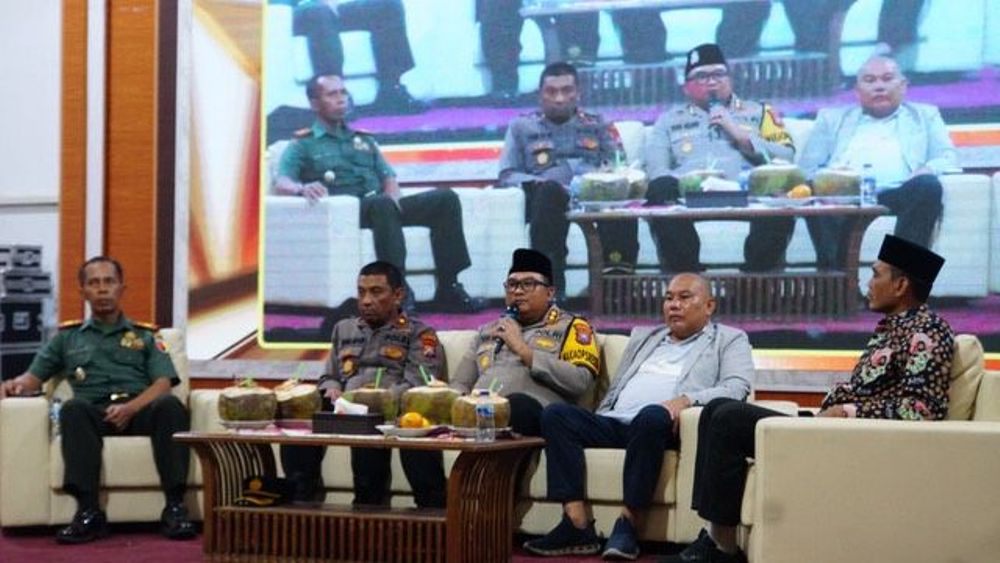 GUYUB RUKUN : Polisi bersama dengan masyarakat berdiskusi seputar kamtibmas di wilayah Balongbendo, Rabu (29/5) malam. (IST)