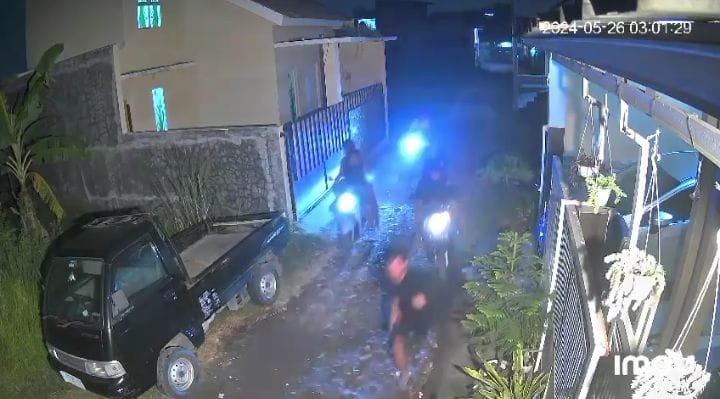 GEREGETAN : Warga mengejar pemuda bersajam di Taman, Minggu (25/5). (IST)