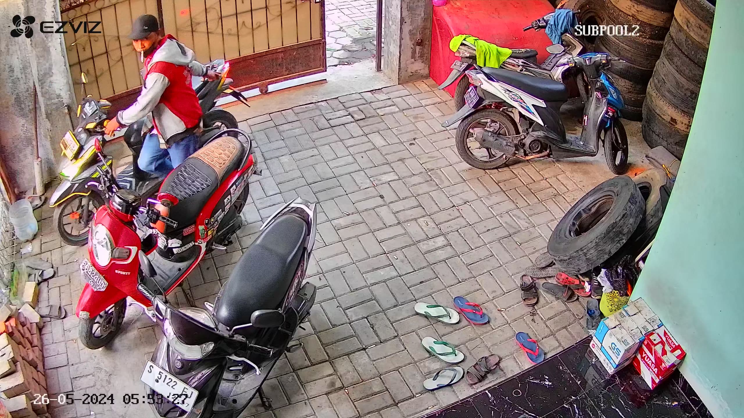 NEKAT : Wajah pelaku pencurian motor di Semambung, Gedangan, nampak jelas di kamera CCTV. (IST)