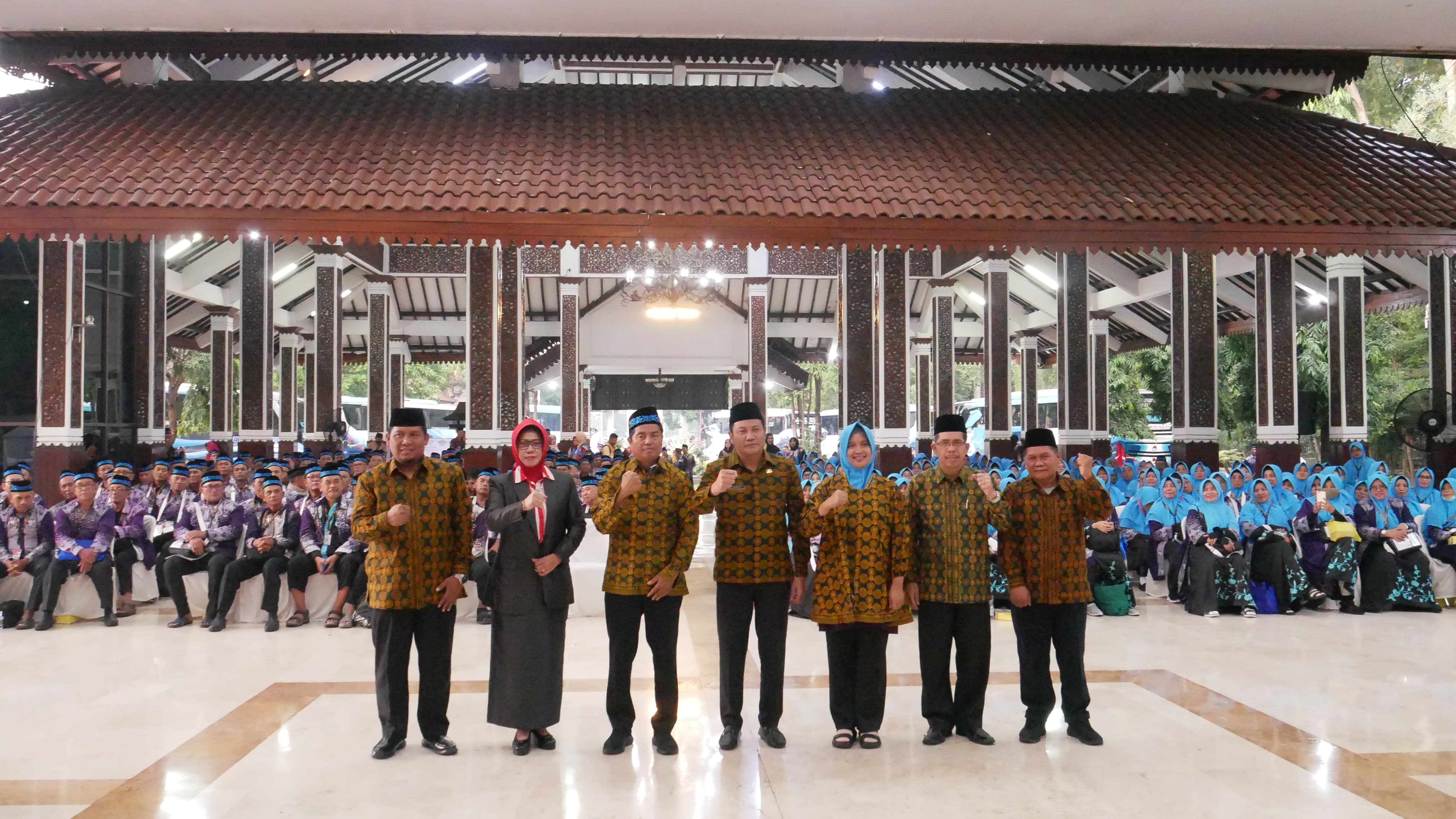SEMANGAT : Plt Bupati Sidoarjo Subandi berangkatkan Calon Jamaah Haji kloter 77. (IST)