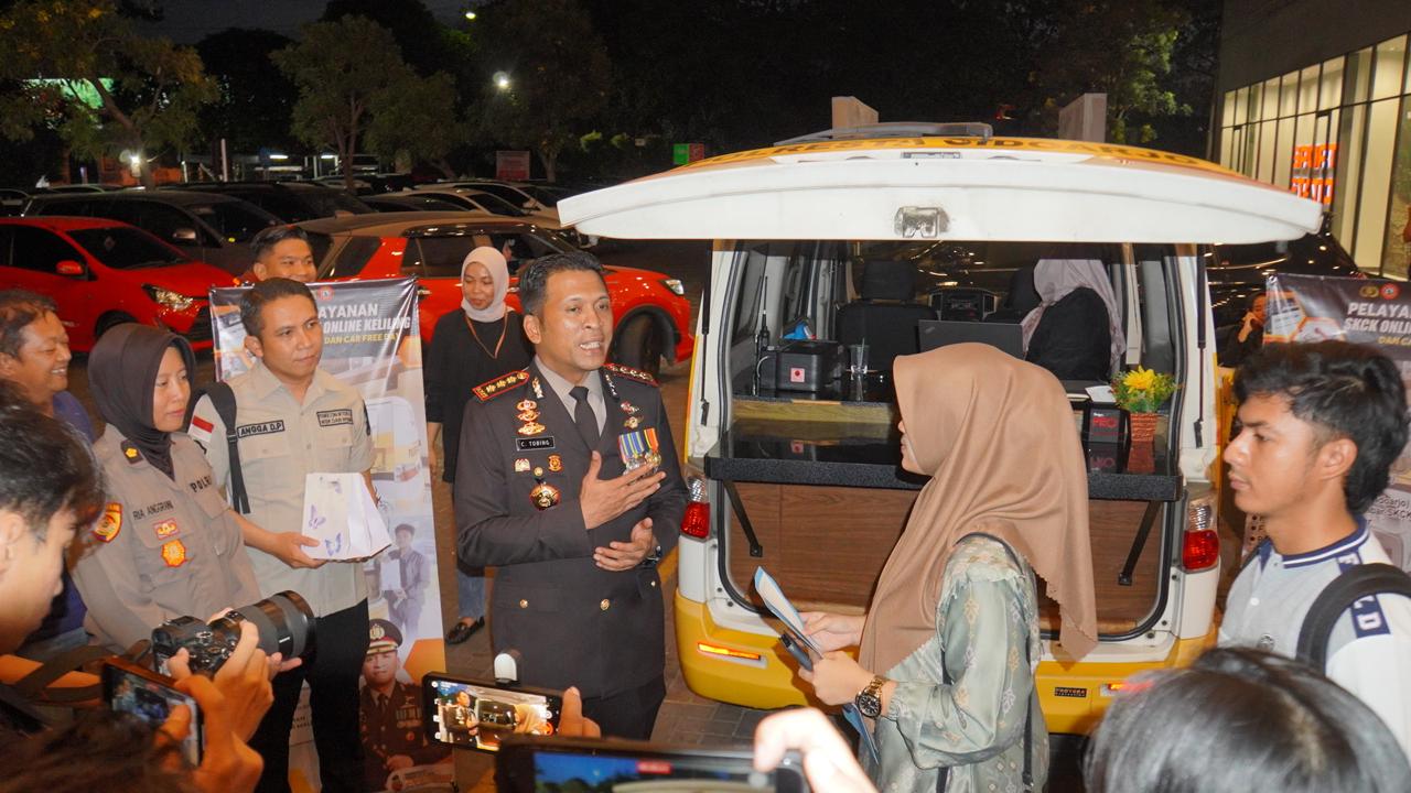 INOVASI : Kapolresta Sidoarjo Kombes Pol Christian Tobing sedang meninjau pelayanan SKCK Keliling Online, Sabtu (1/6). (IST)