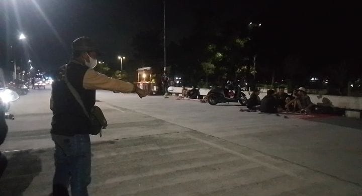 MERESAHKAN : Lokasi yang diduga menjadi tempat pelemparan batu kelompok silat di Frontage Road Aloha. (DIKY PUTRA SANSIRI/RADAR SIDOARJO)