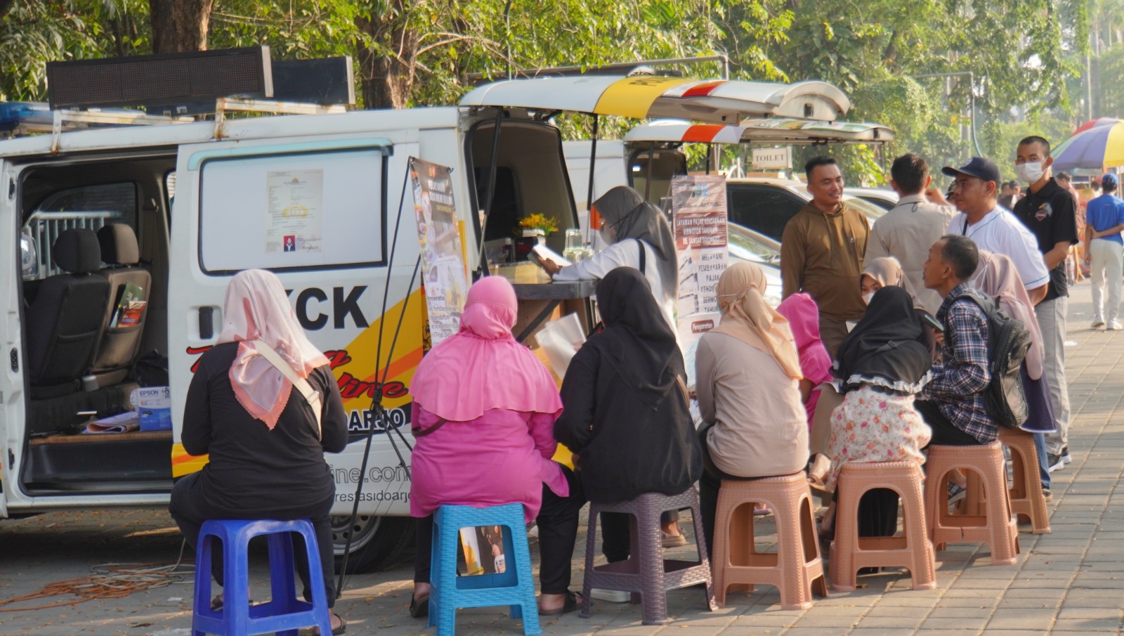 ANTRE TERTIB : Mobil pelayanan publik Polresta Sidoarjo berada di Alun-alun Sidoarjo, Minggu (2/6). (IST)