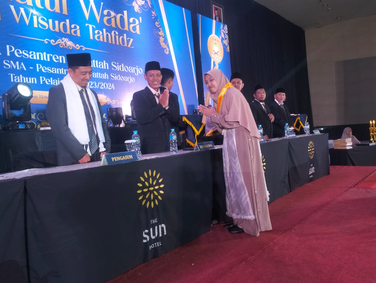 BANGGA: Kepala SMA Al Fattah Sidoarjo Ridwan Manan memberi selamat kepada santri yang diwisuda. (ANAS/RADAR SIDOARJO)
