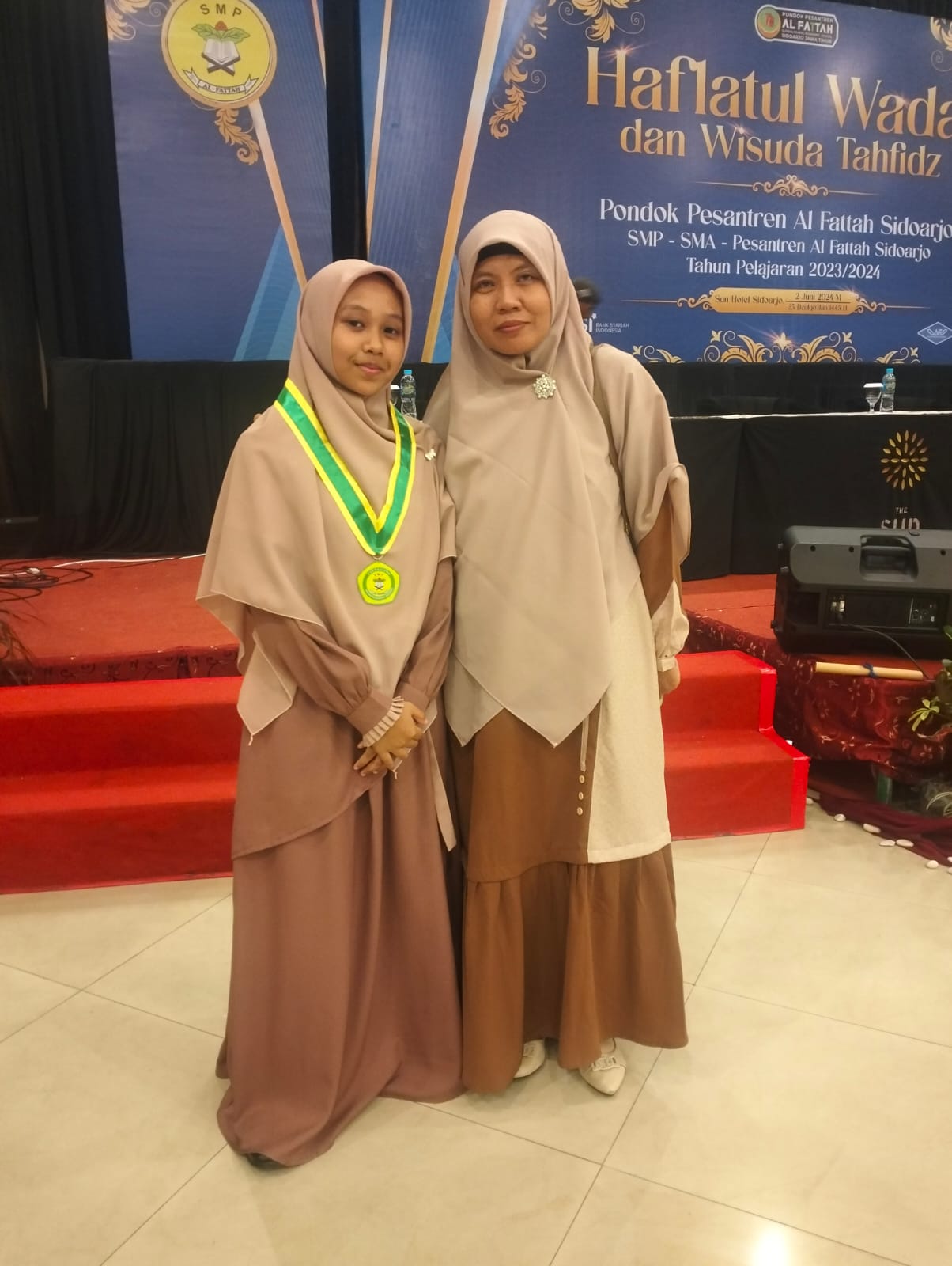 LULUS: Elya Fatmawati selaku Guru Al Fattah Sidoarjo bersama santri  penghafal Alquran. (ANAS/RADAR SIDOARJO)