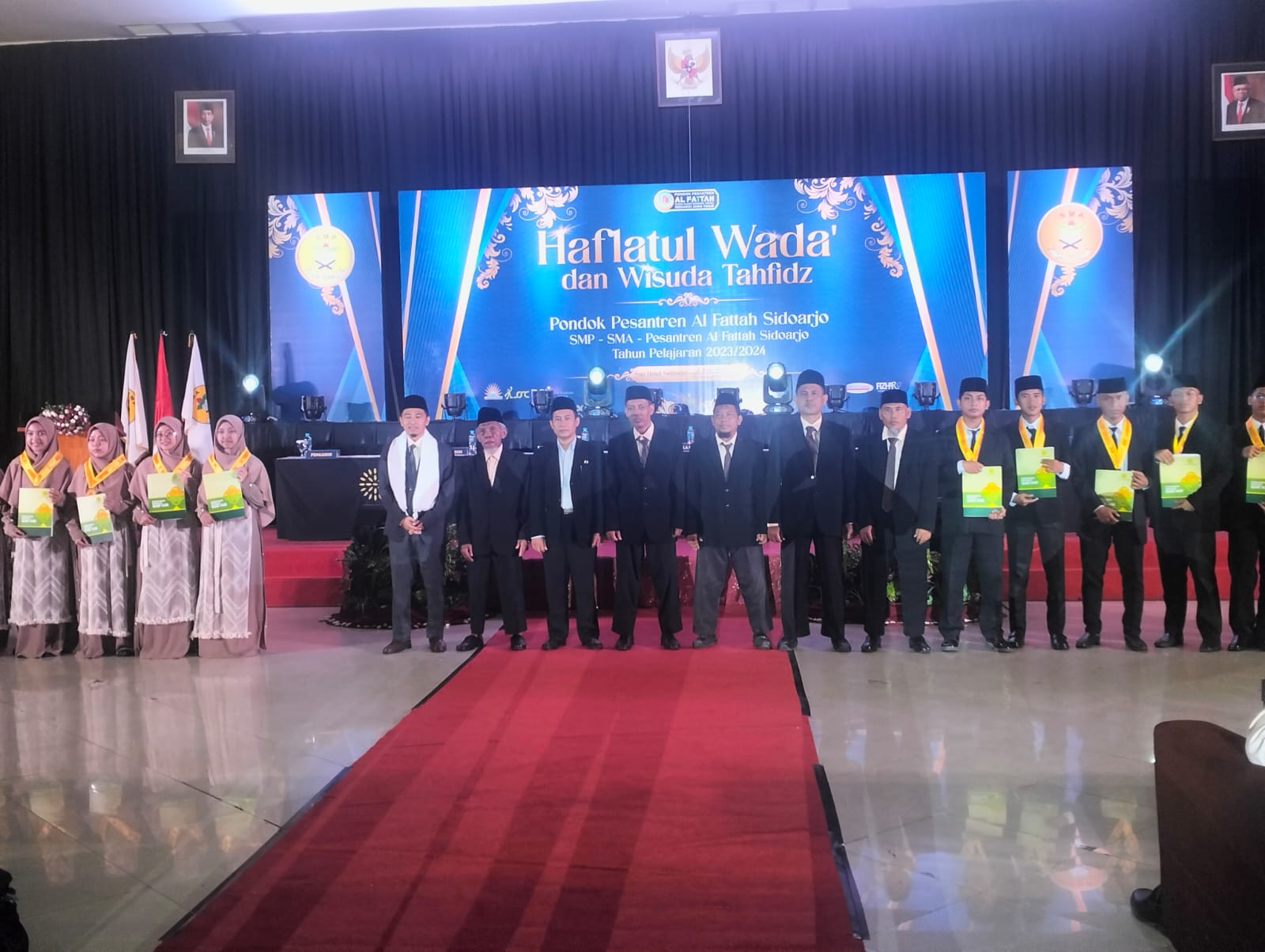BANGGA: Para santri SMA  Al Fattah Sidoarjo saat pemberian sertifikat metode ummi. (ANAS/RADAR SIDOARJO)