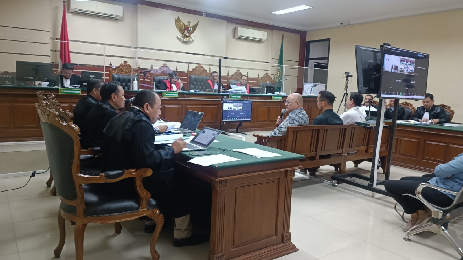 AGENDA SAKSI : Irwan Daniel Mussry memberikan kesaksian, Selasa (4/6). (DIKY PUTRA SANSIRI/RADAR SIDOARJO)