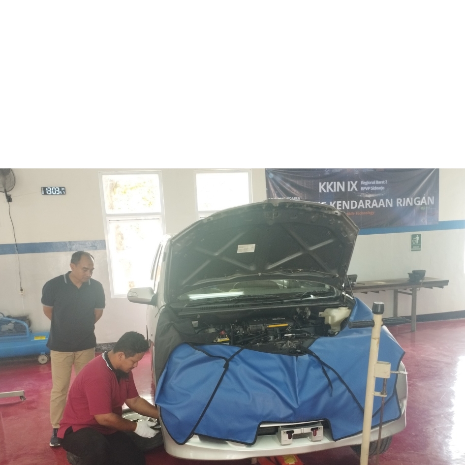 FOKUS: Penilaian kompetensi peserta otomotif kendaraan ringan dalam KKIN di BPVP Sidoarjo. (ANNISA FIRDAUSI/RADAR SIDOARJO)
