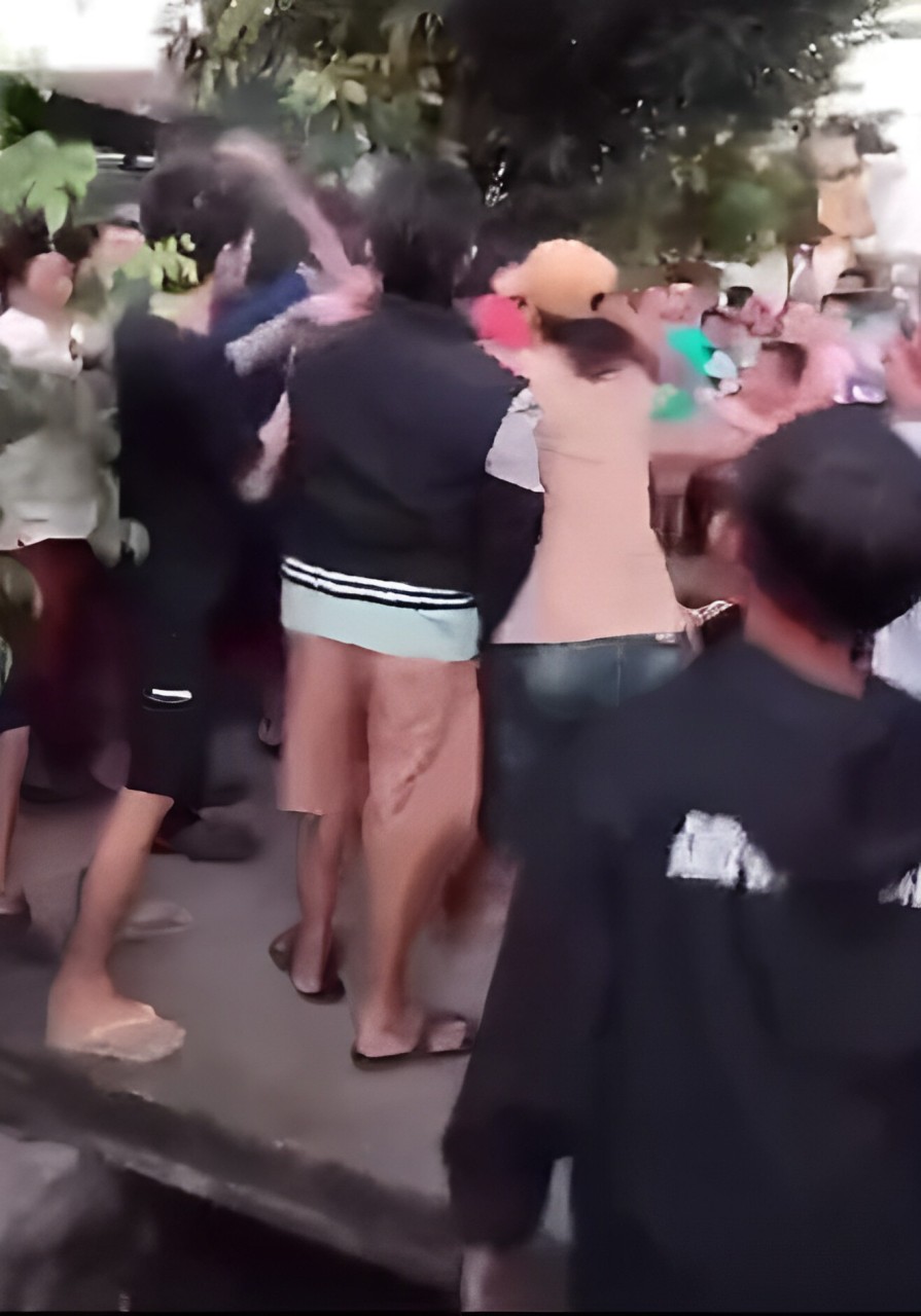 KACAU: Maling rokok di Krian saat digebuki warga. (IST)