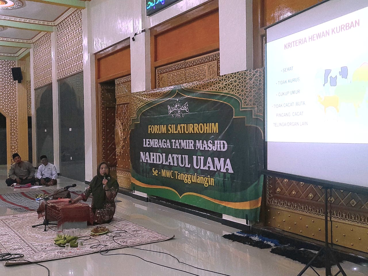 JELANG IDUL ADHA: Medik Veteriner Ahli Muda Dinas Pangan dan Pertanian, Nuning Sri Pudjiastuti saat sosialisasi tata cara penyembelihan hewan kurban. (M SAIFUL ROHMAN/RADAR SIDOARJO)