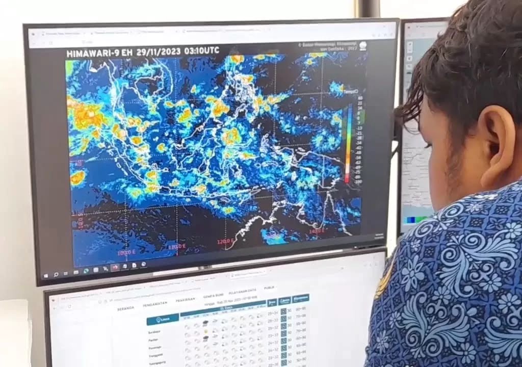 IMBAU: Pengelola BMKG Juanda saat pantau pergerakan cuaca di Jawa Timur. (M SAIFUL ROHMAN/RADAR SIDOARJO)