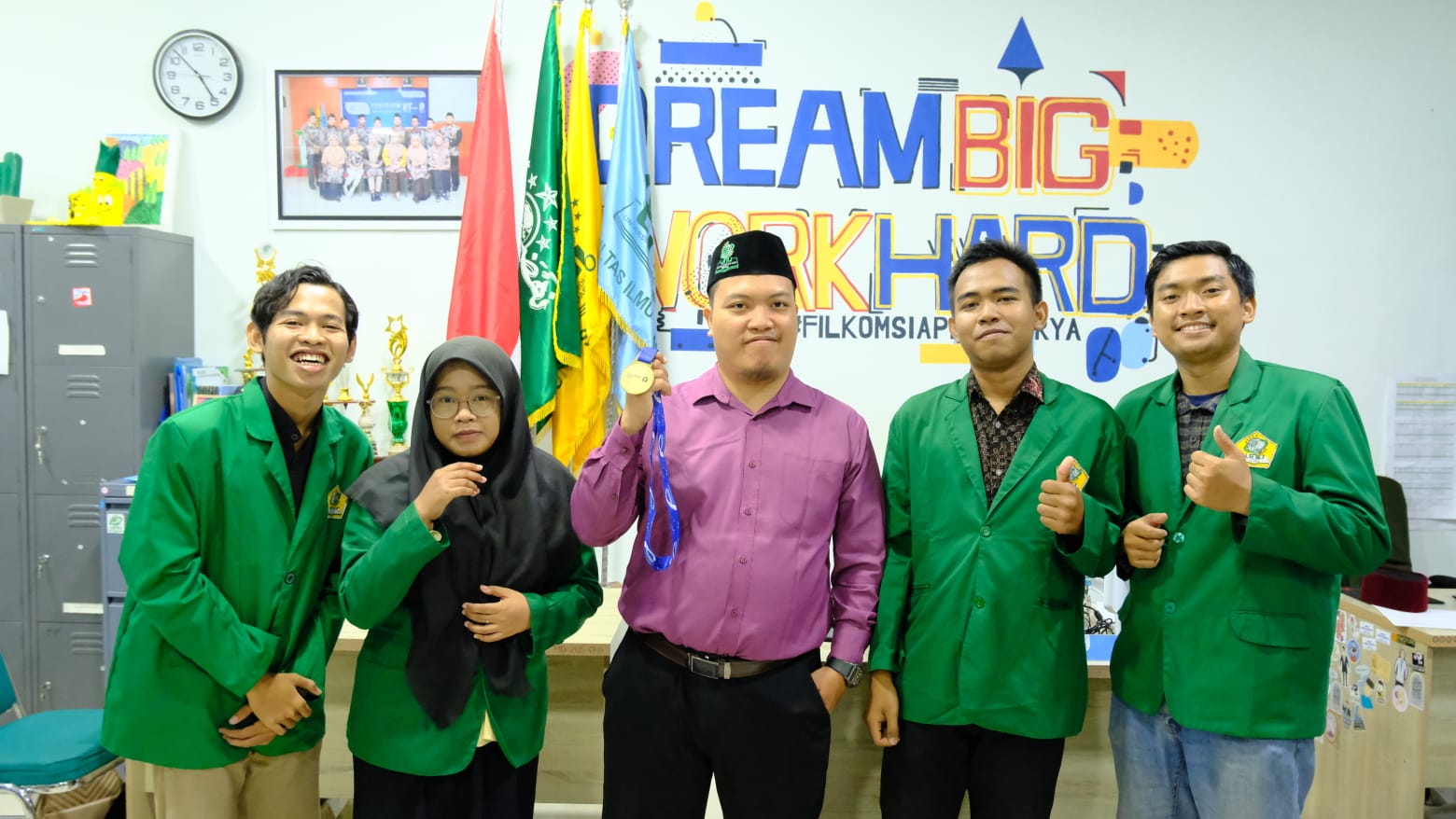 KEREN: Bersama dosen pembimbingnya, Arda Surya Aditya kelompok Mahasiswa Unisida berhasil jadi juara di Polandia. (M SAIFUL ROHMAN/RADAR SIDOARJO)