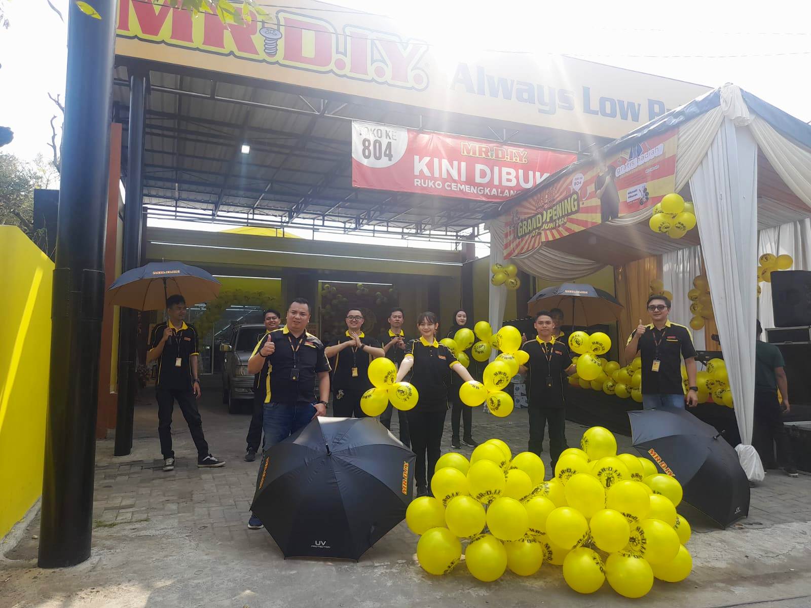 SUDAH BUKA : Toko Mr DIY di Cemengkalang Sidoarjo. (M SAIFUL ROHMAN/RADAR SIDOARJO)