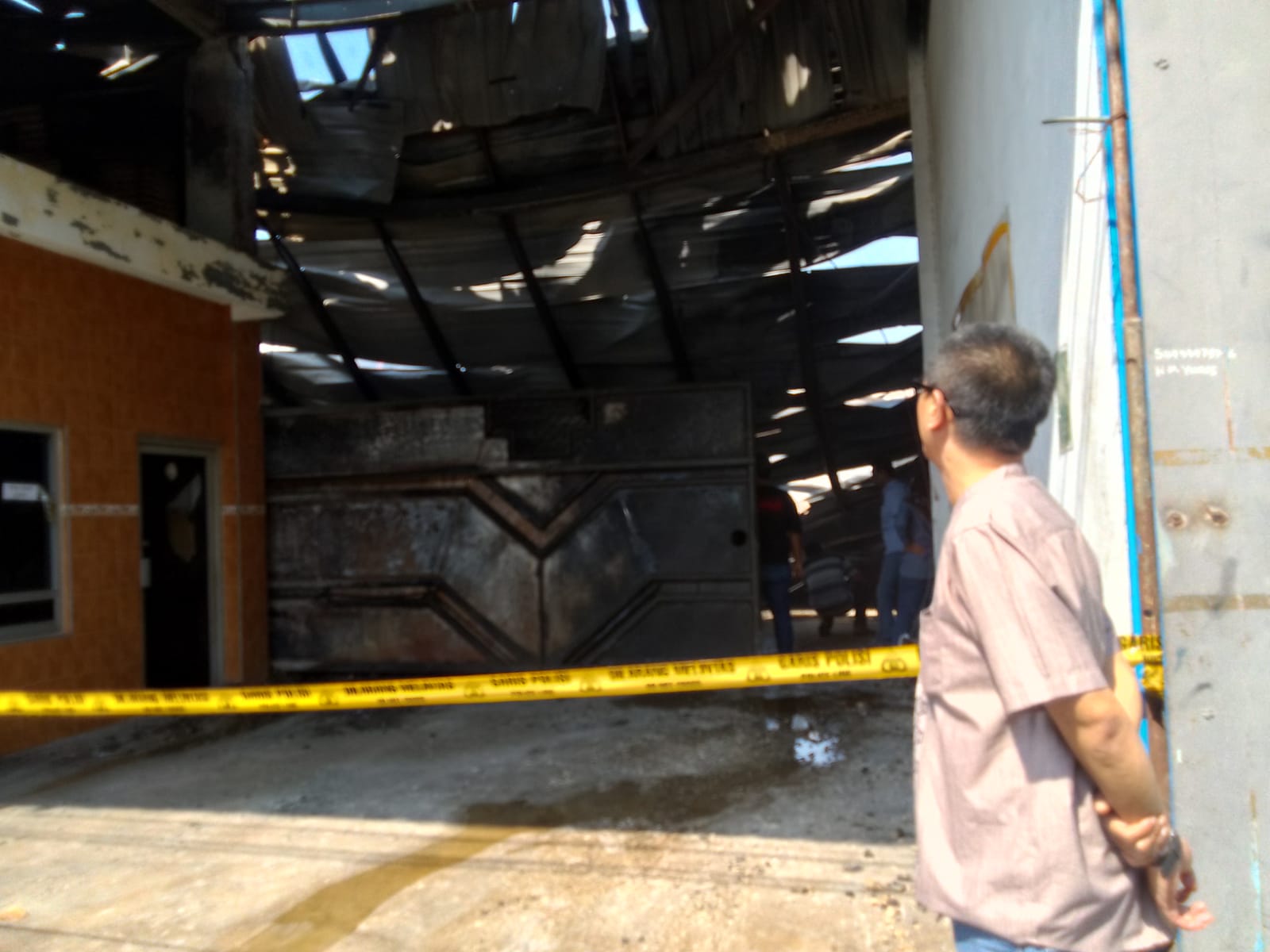 GARIS POLISI : Kondisi gudang limbah usai terjadi kebakaran, Jumat, 7 Juni 2024. (DIKY PUTRA SANSIRI/RADAR SIDOARJO)