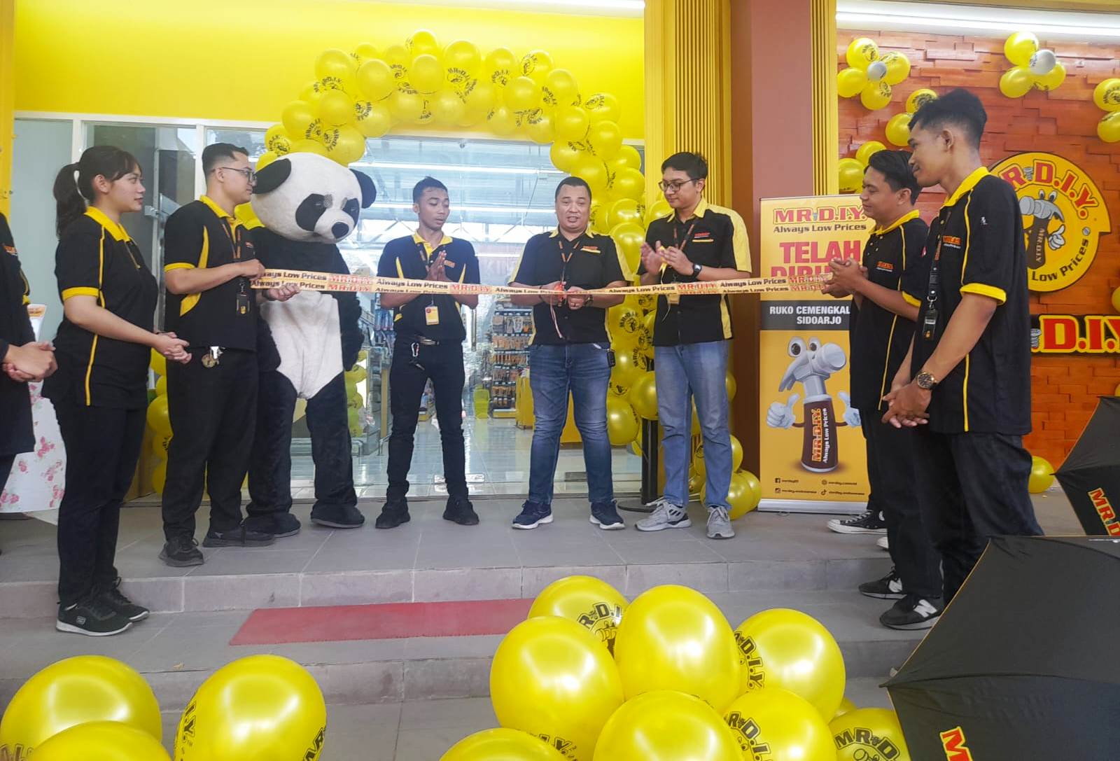 BANYAK PROMO : Branch Manager Mr DIY, Susanto saat gunting pita launching toko Mr DIY di Cemengkalang. (M SAIFUL ROHMAN/RADAR SIDOARJO)