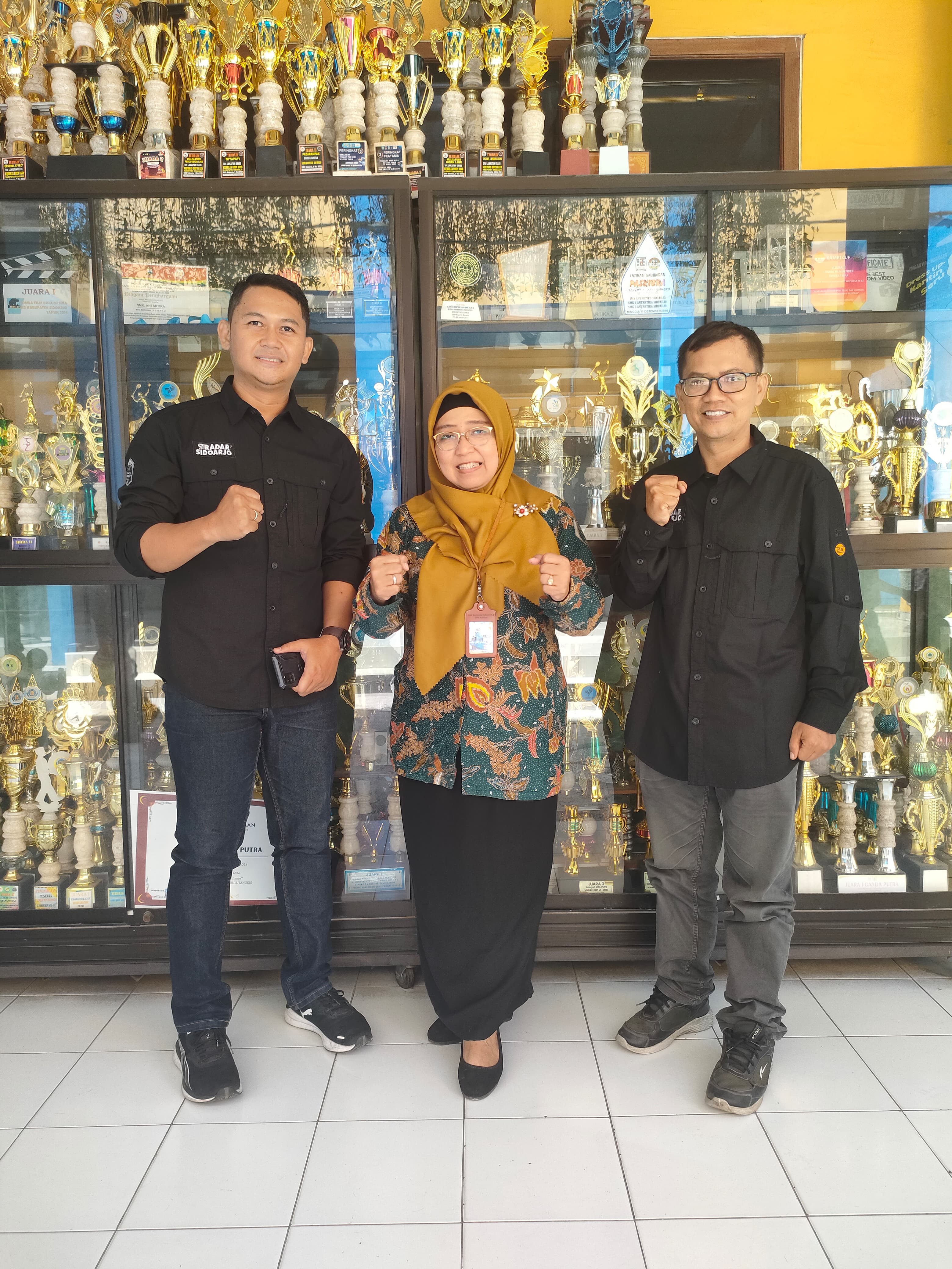 FOTO BERSAMA : Kepala SMK Antartika 2 Sidoarjo Retno Purwolystiorini&nbsp;(tengah) bersama Kepala Biro Radar Sidoarjo Vega Dwi Arista (kiri) dan Marketing Koran, Anas.  &nbsp;