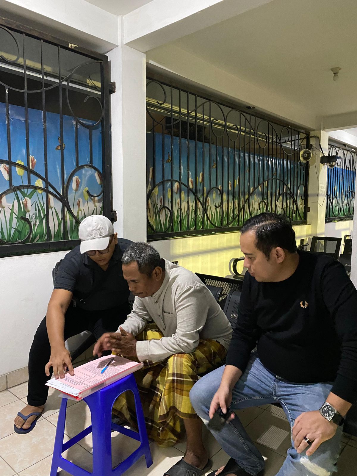SEMPAT DPO: Istafudin (tengah) ditahan Kejari Sidoarjo. (IST)