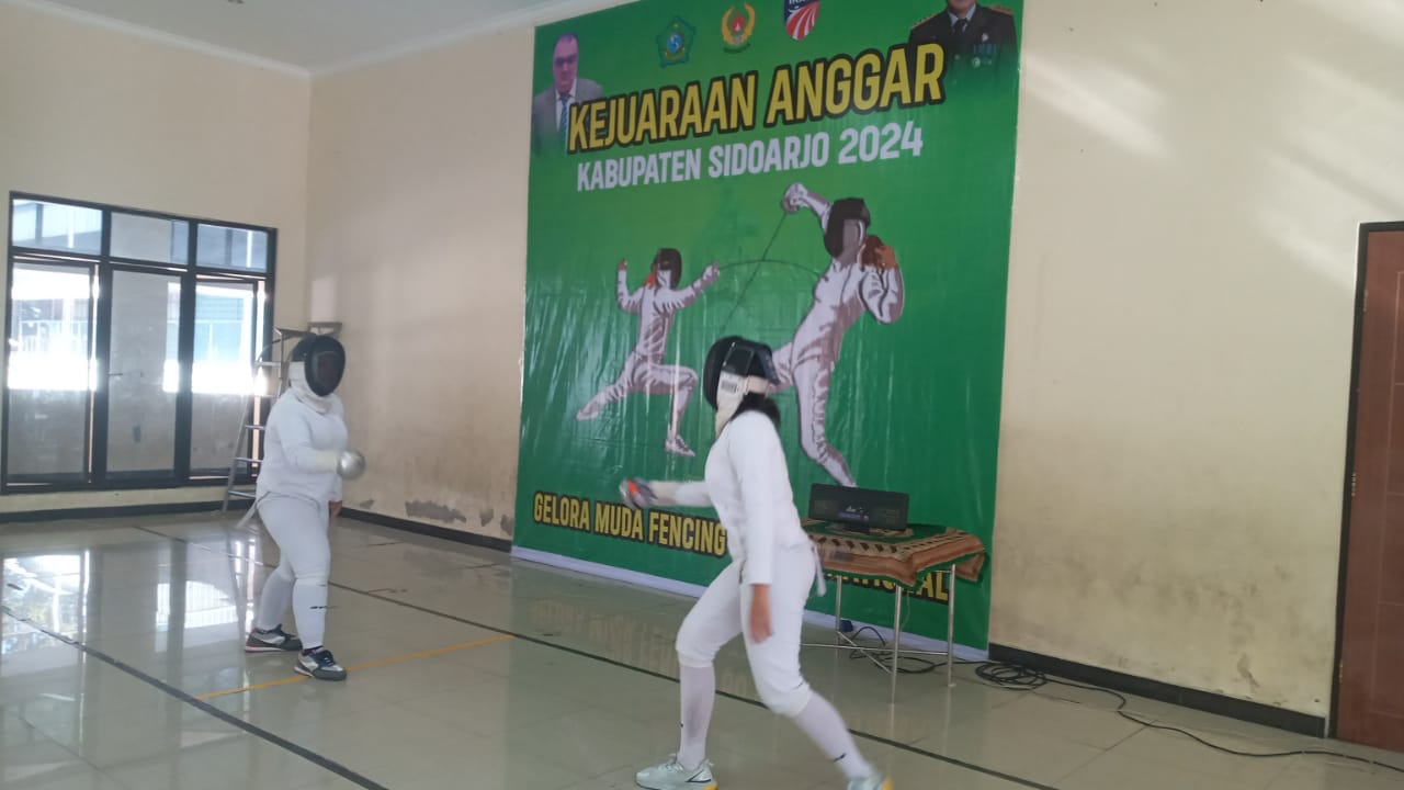 PERTANDINGAN : Kejuaraan anggar diikuti 24 peserta. (ANAS/RADAR SIDOARJO)