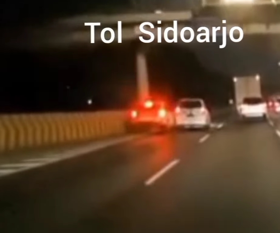 KABUR: Rekaman kamera dasbor yang menunjukkan peristiwa tabrak lari di jalan tol Sidoarjo, Sabtu, 8 Juni 2024. (IST)