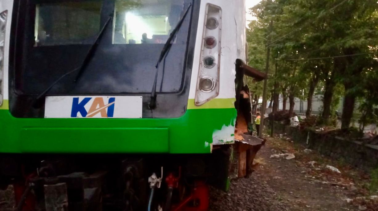 BOLONG : Kondisi Kereta Api (KA) Commuterline Sindro usai mengalami kecelakaan, Senin (10/6). (DIKY PUTRA SANSIRI/RADAR SIDOARJO)