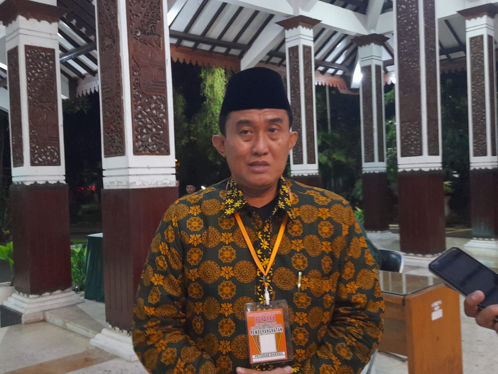 BERDUKA: Kepala Seksi Penyelenggaraan Haji dan Umroh (PHU) Kemenag Sidoarjo Khoidar saat ditemui di Pendopo Delta Wibawa. (M SAIFUL ROHMAN/RADAR SIDOARJO)