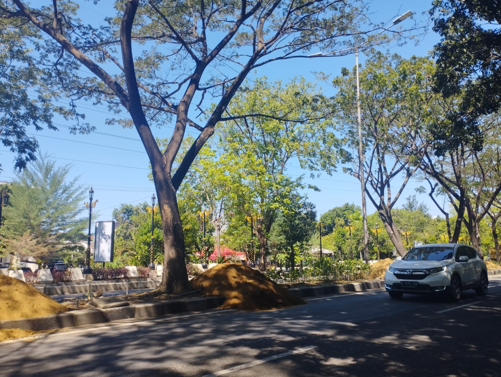 BAKAL DIPERBAIKI: Gundukan pasir di median Jalan Ponti yang menandakan pembangunan taman akan segera dimulai. (ANNISA FIRDAUSI/RADAR SIDOARJO)