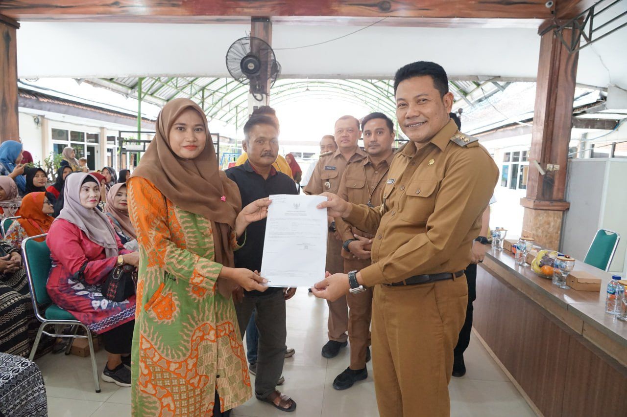 PERCEPATAN : Plt Bupati Sidoarjo Subandi saat memberikan izin usaha ke pelaku UMKM di Prambon.