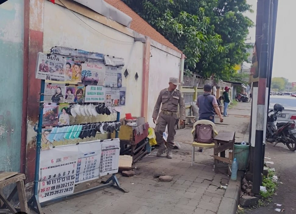 DIEDUKASI: Salah satu PKL yang berjualan di trotoar ditertibkan oleh Satpol PP Sidoarjo. (IST)