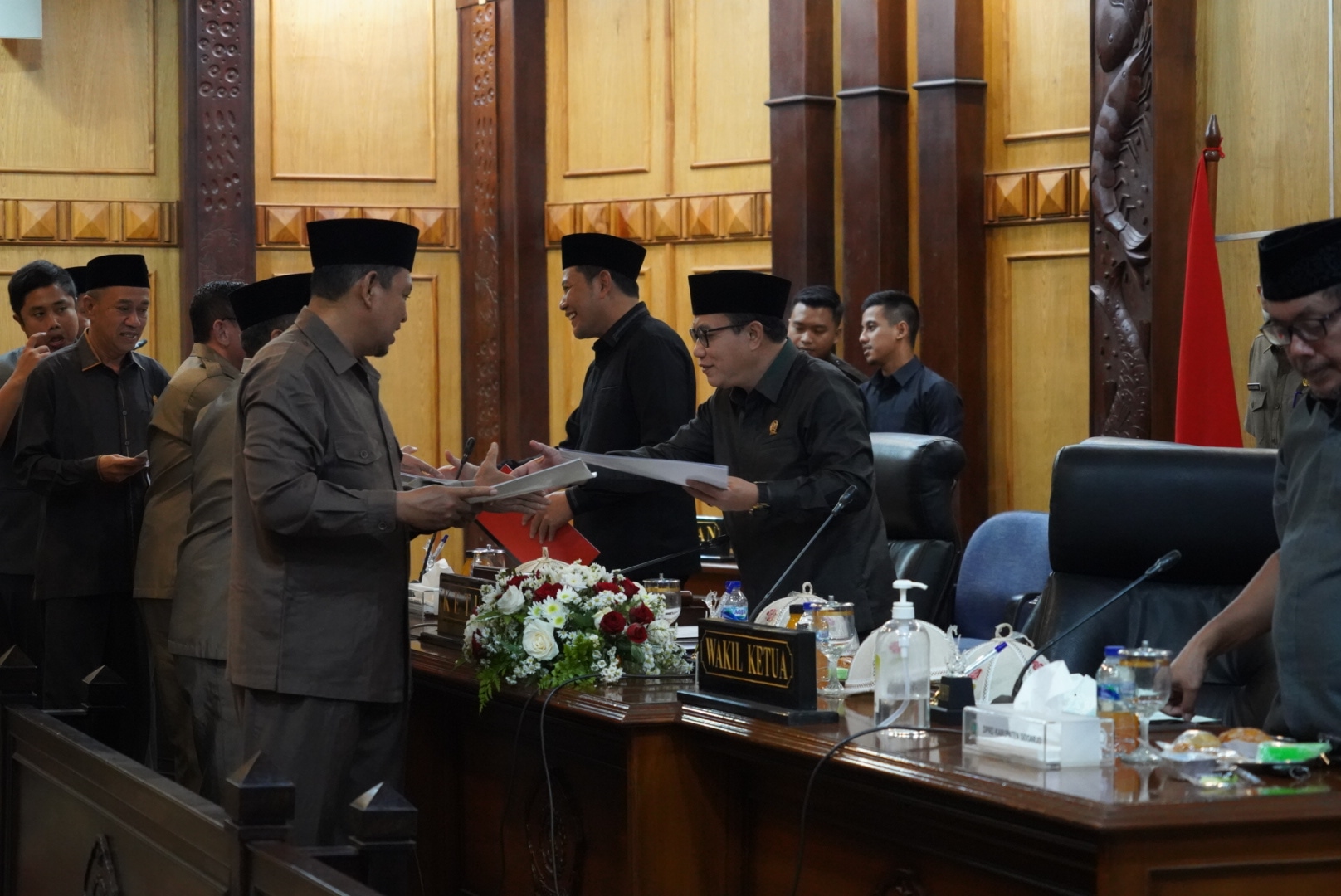 PANDANGAN UMUM: Suasana rapat paripurna di gedung DPRD Sidoarjo membahas raperda pertanggungjawaban APBD 2023. (IST)