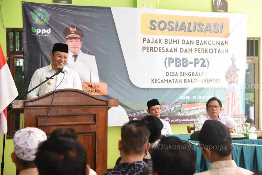 BEBAS DENDA: Plt Bupati Sidoarjo Subandi saat memberikan sosialisasi PBB-P2 di Desa Singkalan, Balongbendo. (IST/KOMINFO)