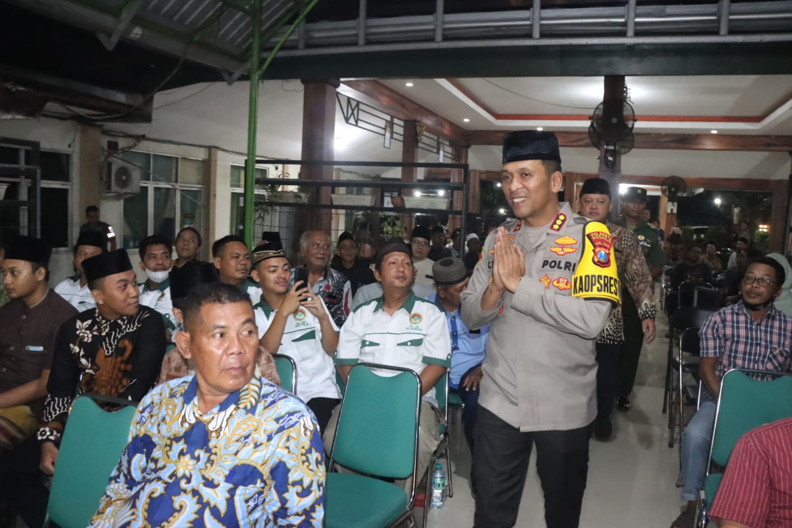 SAHABAT CURHAT : Kapolresta Sidoarjo Kombes Pol Christian Tobing berdiskusi dengan warga Prambon pada Rabu (12/6) malam. (IST)