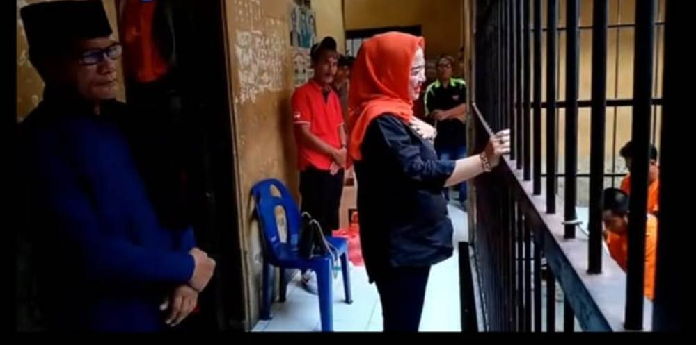 PEDULI : Ning Tiwi saat bertemu dengan para tahanan&nbsp;di Polres Probolinggo Kota.&nbsp;&nbsp;