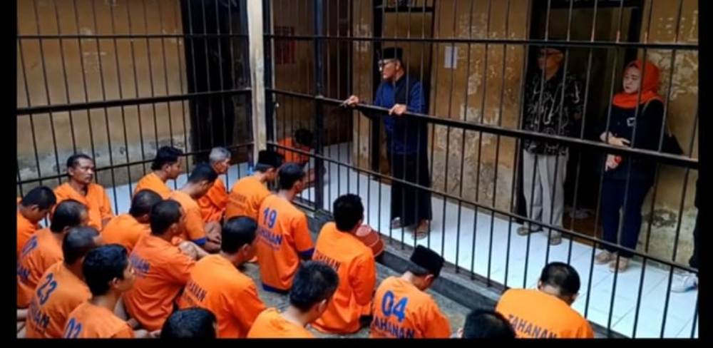 SOSIAL : Ning Tiwi bersama para tahanan&nbsp;di Polres Probolinggo Kota.&nbsp;&nbsp;