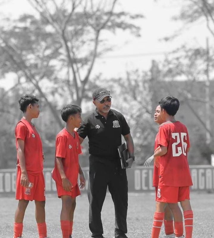 KRITIK KERAS: Direktur Akademi Deltras Sidoarjo Fakhri Husaini. (IST)