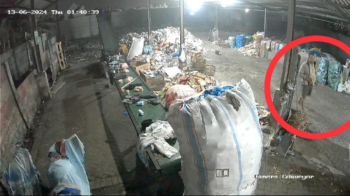 NEKAT : Aksi maling masuk ke TPST Karangbong, Gedangan terpantau CCTV, Kamis (13/6). (IST)