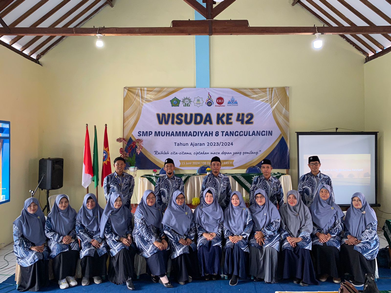 KOMPAK: Foto bersama guru sesudah pelepasan siswa SMP Muhammadiyah 8 Tanggulangin. (IST)