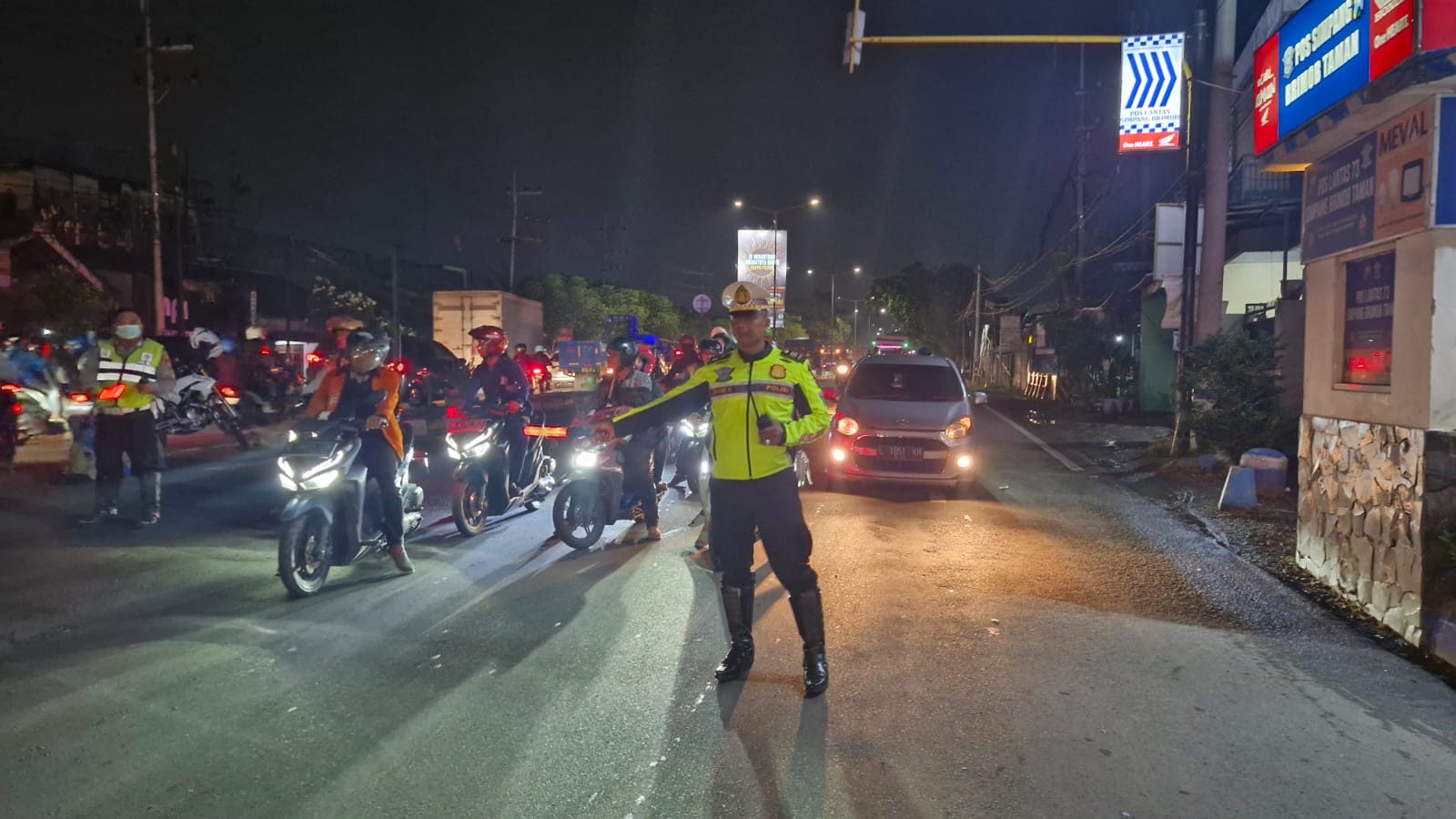 ANTISIPASI : Kanit Turjawali Satlantas Polresta Sidoarjo AKP Sugeng Sulistiyono berada di titik-titik kepadatan di Sidoarjo. (IST)