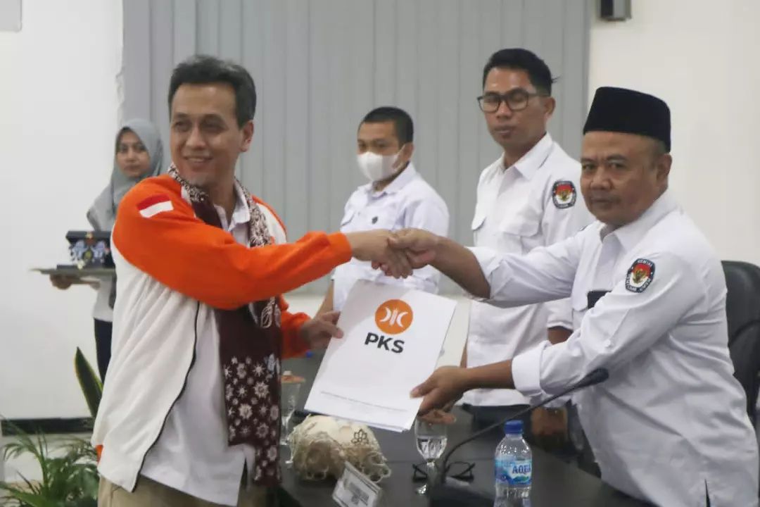 PILKADA : Ketua DPD PKS Sidoarjo, Deny Haryanto serahkan berkas pendaftaran Bakal Calon Anggota Legislatif pada Pemilu kemarin.