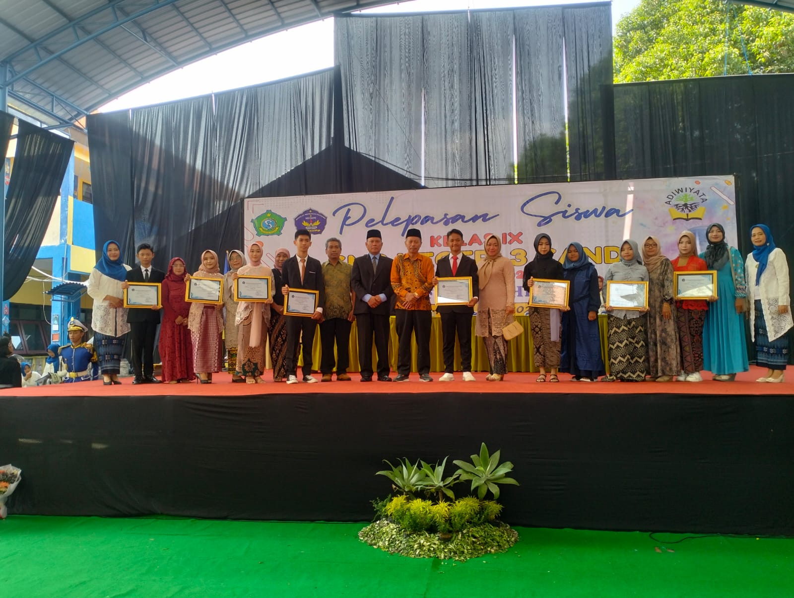 LULUS: Foto bersama Kepala Dinas Pendidikan dan Kebudayaan Sidoarjo Tirto Adi dan Kepala SMPN 3 Candi Gufron bersama siswa prestasi dalam kegiatan pelepasan siswa. (ANAS/RADAR SIDOARJO)