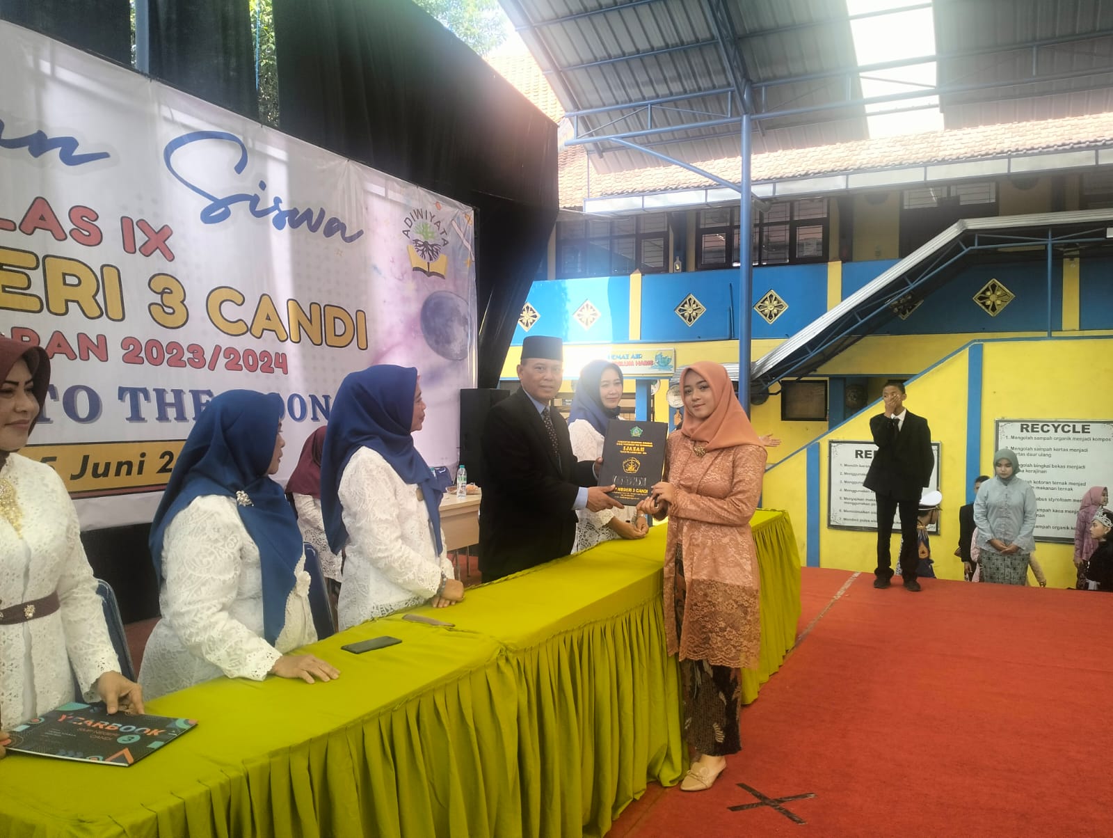 SELAMAT: Kepala SMPN 3 Candi Gufron,S.Pd M.Pd memberikan selamat kepada siswa yang lulus. (ANAS/RADAR SIDOARJO)