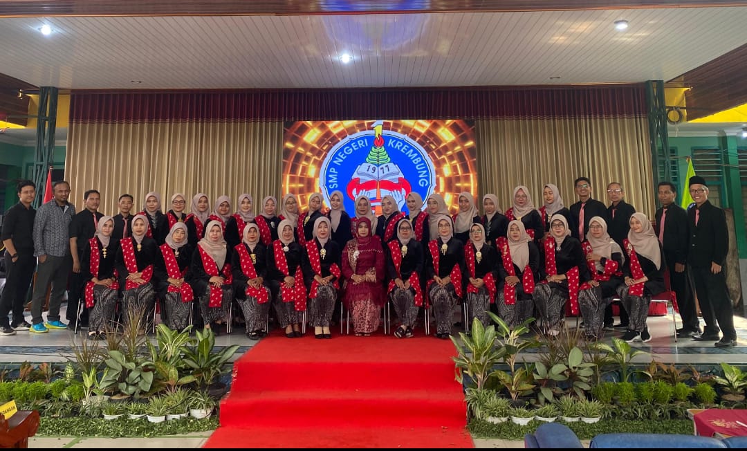TERBAIK: Dewan Guru SMPN 1 Krembung Sidoarjo. Di Tahun Pelajaran 2023/2024 Spensakre telah meluluskan 293 peserta didik.